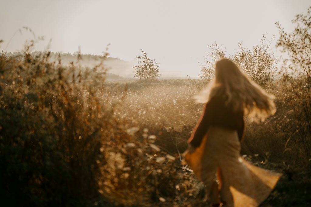 ashley-smith-dSAzIH5UtOI-unsplash - Suzanne Kane fully live your life