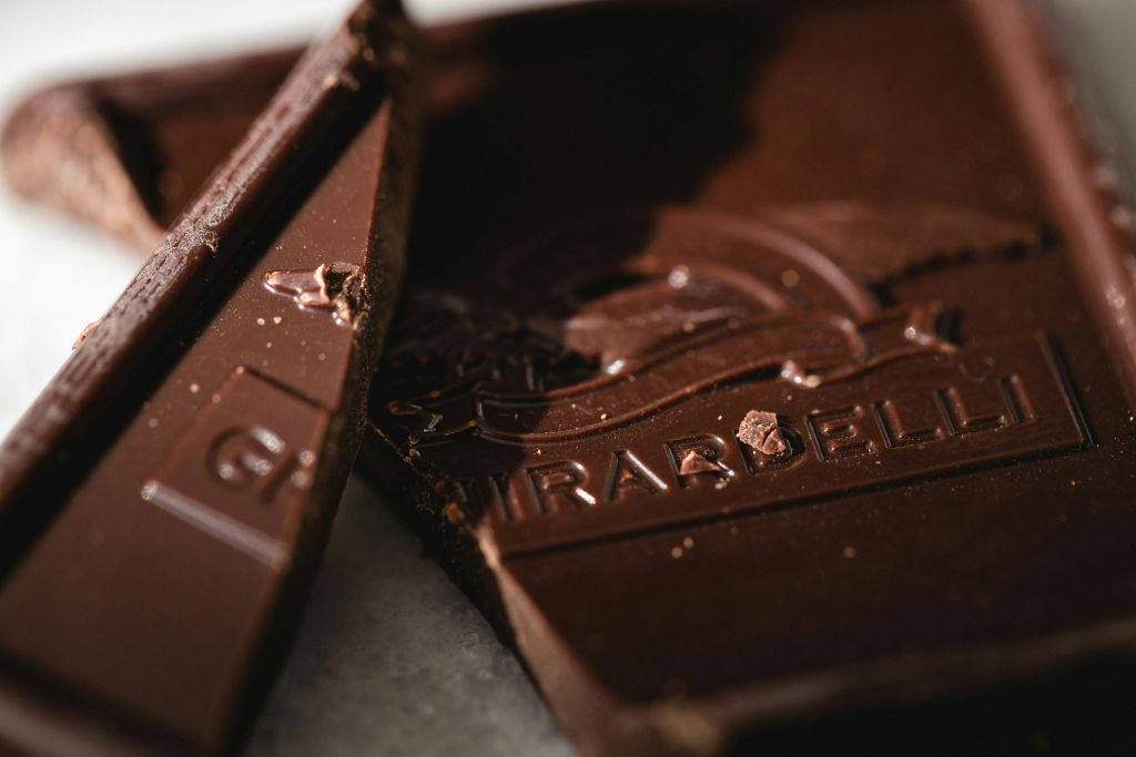 jason-leung-BiwlTPq7Ryw-unsplash - Suzanne Kane enjoy chocolate