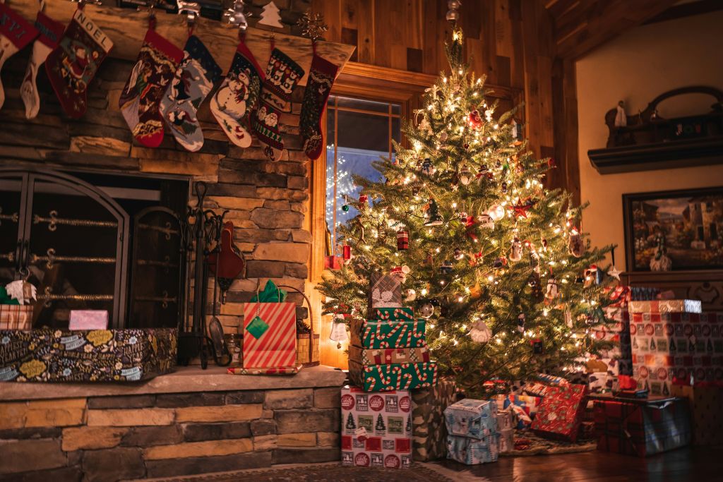 mike-cox-3UQybRpwpso-unsplash - Suzanne Kane the joy of Christmas